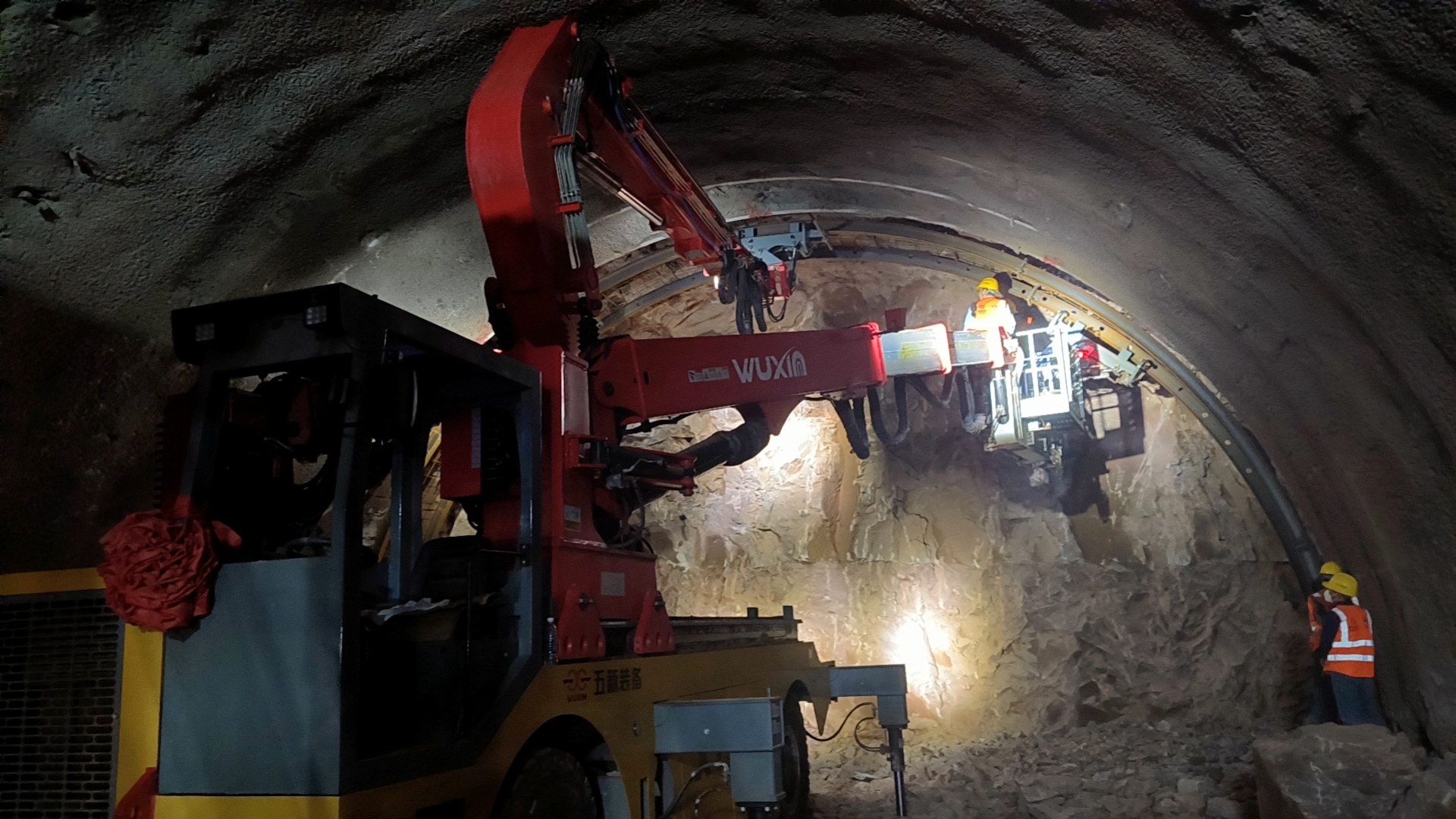 Безопасность и эффективность не поставлены под угрозу |Платформенный подъемник Uniroc защищает строительство туннелей